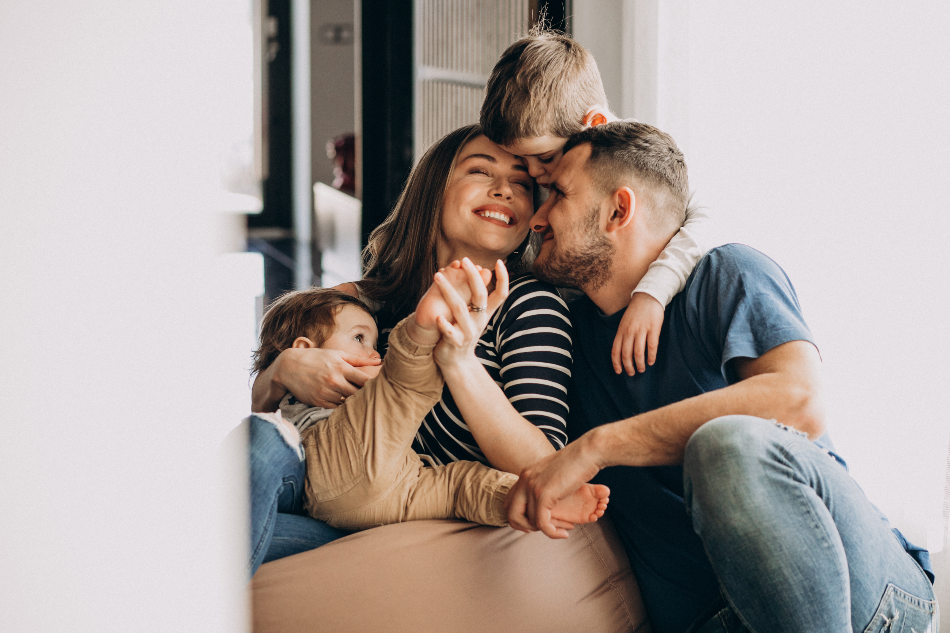 Familia en casa compartiendo un momento tranquilo