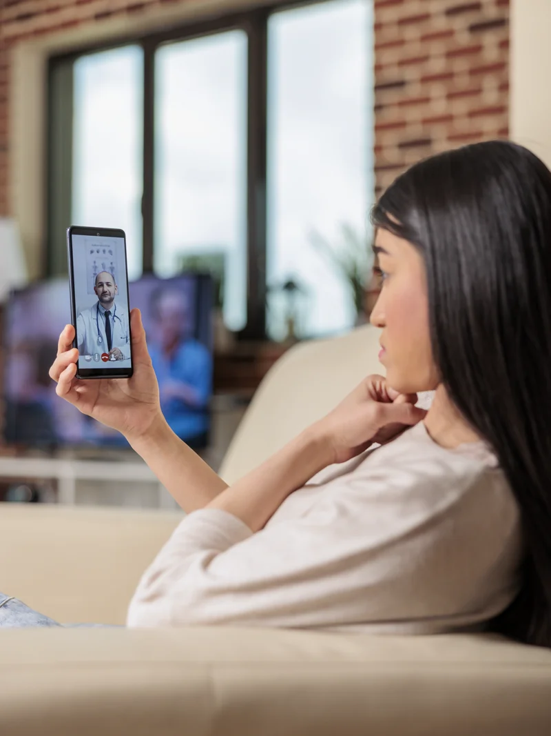 Paciente en videoconsulta con su médico desde el celular